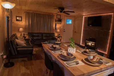 Image de Automne Specialtout Nouveau Oasis de montagne Pocono 2. Nouveau bain à remous et aire de jeux pour 7 personnes.