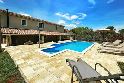 Image de Superbe maison de 3 chambres à Katun