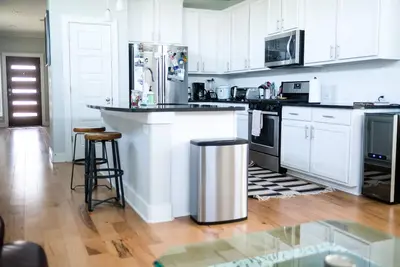 Image de ★ 4br ★ Patio privé + jardin ★ Près du centre-ville et ✈