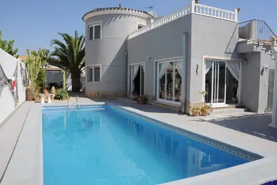 Villa Confortable, Avec Piscine, PRÈS De Golf, Local / plage