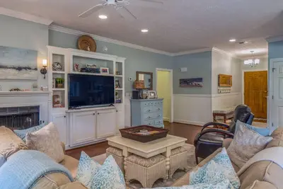 Image de Mis à jour le 3 Br / 2. 5 Ba famille Villa amicale! Vues de golf! Accès à toutes les commodités!