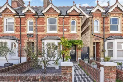 Image de Chichester City Center Home by Canal avec jardin.