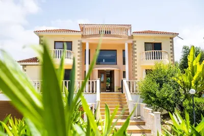Image de Une belle villa avec env. 460 m² couverts peuvent être réservés pour vos vacances.