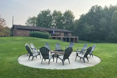 Image de Accueil magnifiquement rénové avec confidentialité ~ Fire Pit ~ Minutes to Downtown!