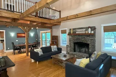 Image de Cabane luxueuse dans les arbres: jacuzzi, cuisine gastronomique, poutres apparentes au plafond