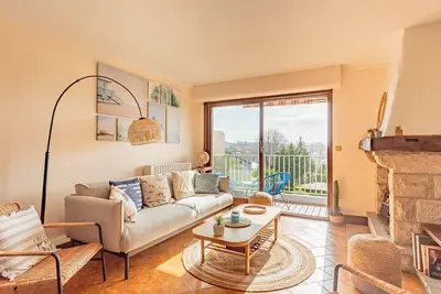Image de Duplex de caractère 4 chambres avec balcon, près du centre et des commerces, parking inclus