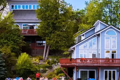 Image de Kawartha Luxury Waterfront Home! Live In Boathouse! Table de billard, cheminée, canoë