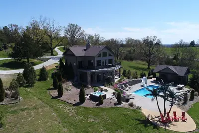 Image de Scenic Lakeside Chateau avec piscine chauffée, bain à remous et cuisine extérieure-Tv-cheminée