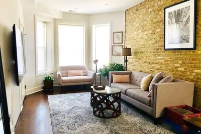 Image de Cuir souple et briques chaudes dans une maison élégante du parc Rogers