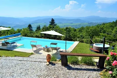 Image de Villa toscane avec piscine à débordement au sel et jacuzzi chauffé sur une vue imprenable