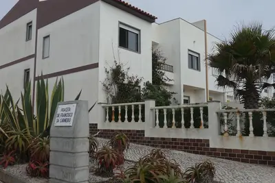 Image de A quelques mètres d'une magnifique plage pour surfer.