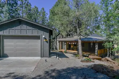 Image de Charmant \"Cabine Dans Les Bois\" nouvellement construit situé sur Quiet Cul De Sac