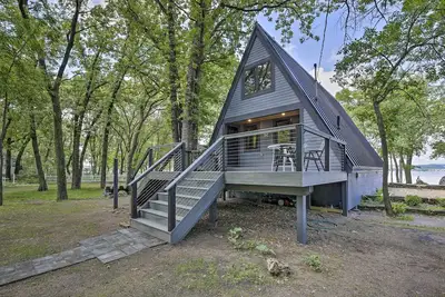Image de Lakefront Lake Pepin Cottage w / pont-étapes de la plage