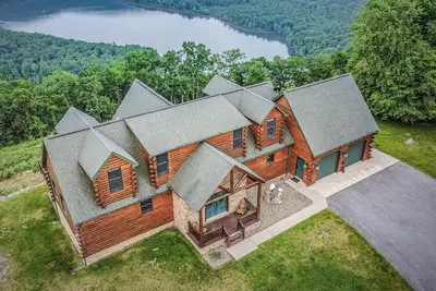 Image de Luxury Lodge! Emplacement privé! Vue panoramique inégalée sur le lac / la montagne!