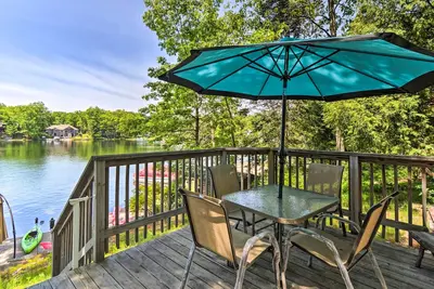 Image de Nouveau chalet au bord du lac avec quai pour bateau et foyer extérieur!