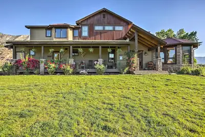 Image de Luxe Waterfront Parachute House w / Fire Pit!