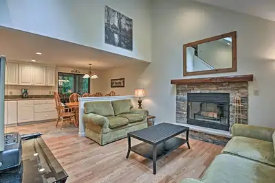 Image de Maison rustique de Pocono Lake avec pont, foyer en ski