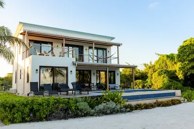 Image de Nouveau Private Beachfront Accueil avec Cook & Pool! Le luxe au paradis! Sur la mer!