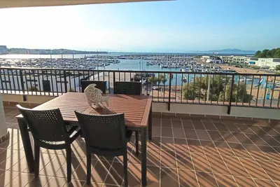 Apartaments Club Nàutic Garbí  première ligne de la mer