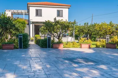 Image de magnifique villa de style moderne avec un beau jardin orange. 8 couchages