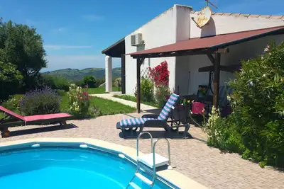 Image de Villa Su Acchile à la campagne avec piscine près de la mer