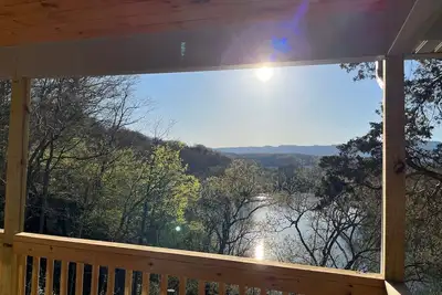 Image de Authentique Chalet Montagne Connexion perché sur une falaise Side dessus de la rivière Shenandoah
