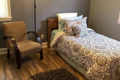 Image de Bungalow rénové des années 60 à 8 minutes du centre-ville de Charlotte