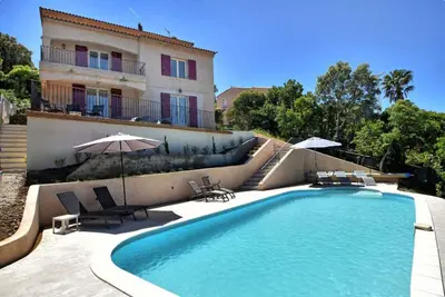 Image de Belle villa avec grande piscine
