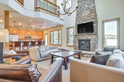 Image de Downtown Frisco Home w / Vues Mtn - minutes de ski!