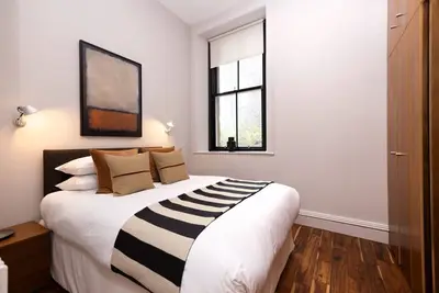 Image de Location, location! North Bank Street Apt with City Views