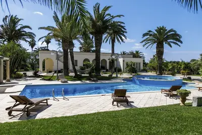 Image de Maison de vacances privée avec Wifi, climatisation, bain à remous, piscine privée, Tv, patio