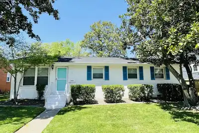 Image de 5 chambres 3 salles de bain clôturées dans la cour animaux acceptés à seulement 2 pâtés de maisons de la plage