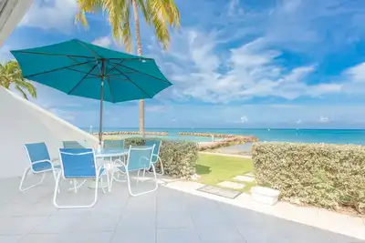 Image de Vous pourriez vous détendre dans un paradis tropical sur ce patio Sunset Cove à seulement 50 pieds du bord de l'eau!