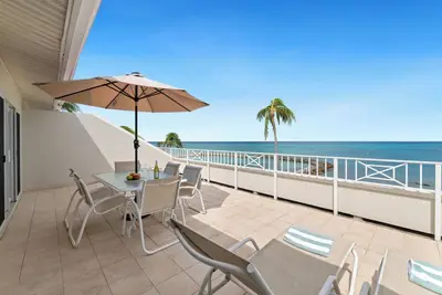 Image de Emplacement, emplacement, emplacement - 7 Mile Beach Oceanfront Unité 3 Br à Sunset Cove!