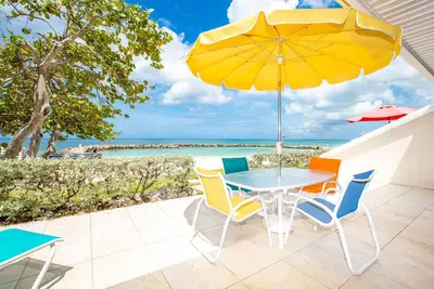 Image de L'emplacement et la vue parlent d'eux-mêmes ~ Unité en bord de mer à droite sur 7 Mile Beach à Sunset Cove!