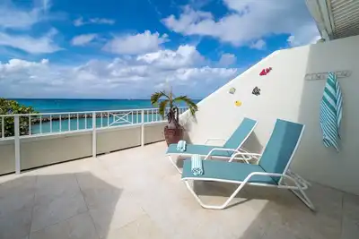 Image de Océan et paradis pour les amoureux de la plage ~ 3 Br Oceanfront unité à Sunset Cove à droite sur 7 Mile Beach!