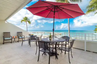 Image de Découvrez une vue magnifique sur l'océan depuis le balcon en bord de mer de cette unité directement sur 7 Mile Beach!