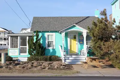 Image de Circa 1953 beach cottage. . . c'est la plage de la «vieille école» à son meilleur!