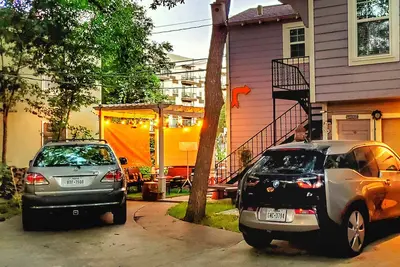 Image de Bungalow historique, centre-ville, cabane dans les arbres Eco Pecan avec Vitamix, Dyson, bidet