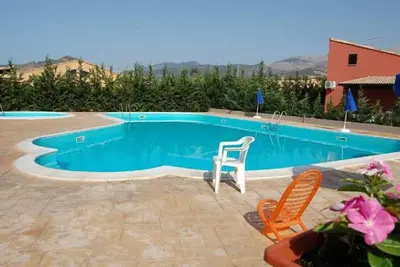 Image de Villa avec piscine et à quelques pas de la mer, 8 couchages.