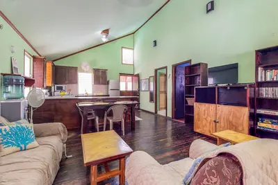 Image de Maison confortable avec une ambiance insulaire décontractée et accès à la plage à proximité