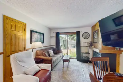 Image de Charmant condo avec bain à remous partagé et excellent emplacement à 280 mètres des pistes
