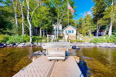 Image de Cabane vintage au bord du lac avec vue incroyable sur l'eau, ponton privé et plage de galets