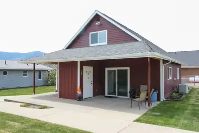 Image de Lakefront familiale conviviale w / patio, vue sur le lac, et accès quai partagé