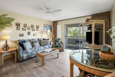 Image de Condo Breezy avec piscine partagée, bain à remous, à courte distance de la plage