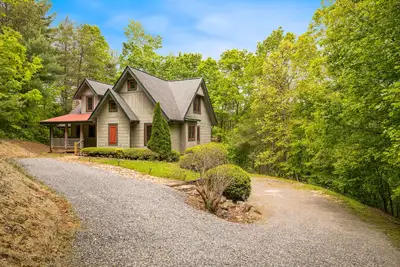 Image de Superbe cabine avec salle de jeux, énormes ponts et vue sur l’eau - à proximité des sentiers de randonnée et de la pêche!