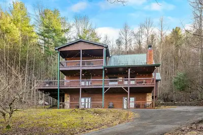 Image de Spacieuse maison w / bain à remous, plusieurs ponts et magnifiques vues sur la montagne / forêt!