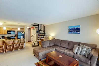 Image de Condo rénové avec vue sur la montagne, accès à la randonnée et au ski