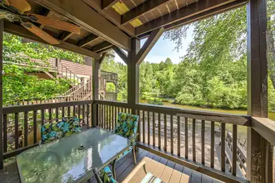 Image de Condo au bord de l'eau avec chiens, cuisine complète, terrasse meublée et vue sur la rivière