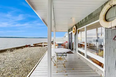 Image de Maison de bord de mer élégante et privée avec accès facile à la plage, WiFi gratuit et vue!